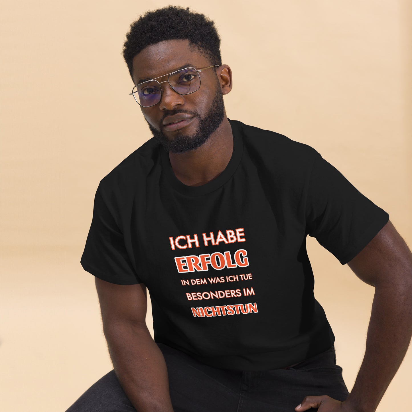 ICH HABE ERFOLG IN DEM WAS ICH TUE BESONDERS IM NICHTSTUN Klassisches T-Shirt
