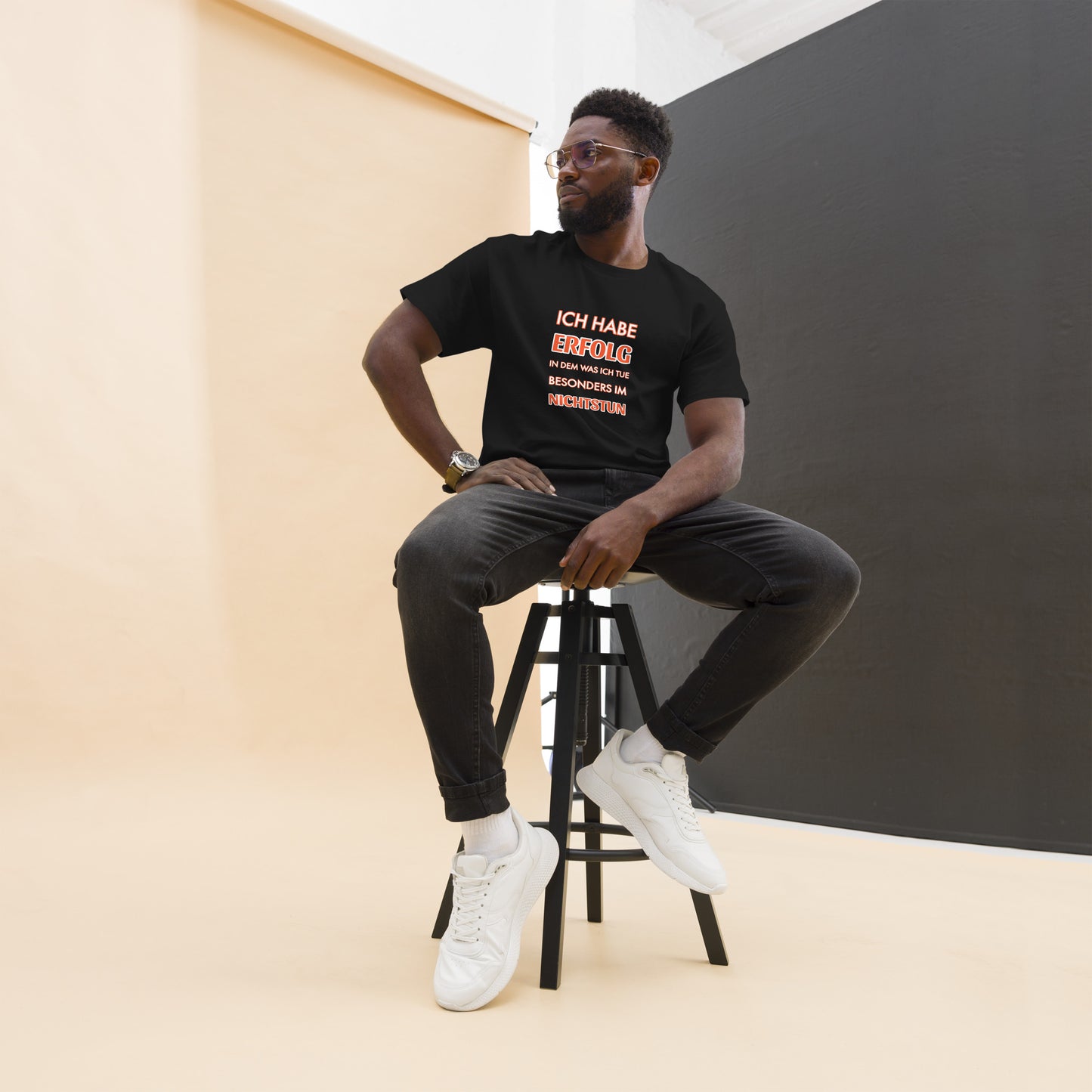 ICH HABE ERFOLG IN DEM WAS ICH TUE BESONDERS IM NICHTSTUN Klassisches T-Shirt
