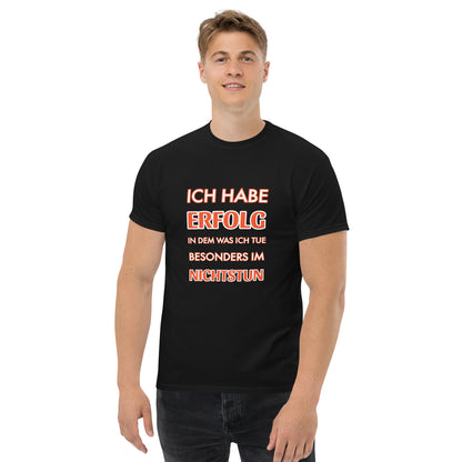 ICH HABE ERFOLG IN DEM WAS ICH TUE BESONDERS IM NICHTSTUN Klassisches T-Shirt