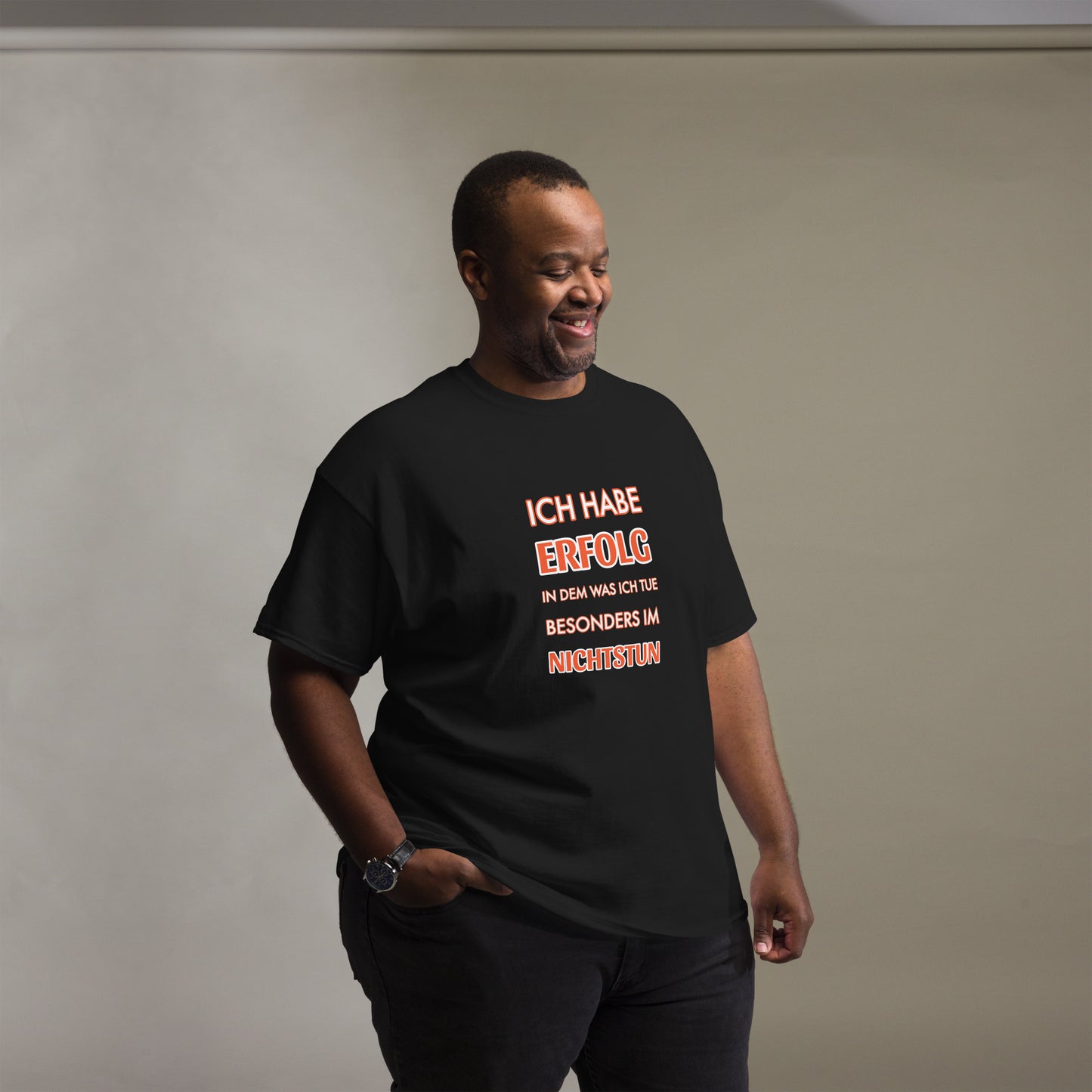 ICH HABE ERFOLG IN DEM WAS ICH TUE BESONDERS IM NICHTSTUN Klassisches T-Shirt