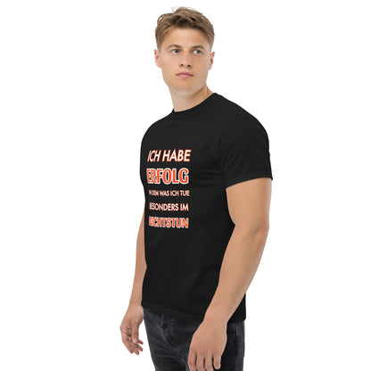 ICH HABE ERFOLG IN DEM WAS ICH TUE BESONDERS IM NICHTSTUN Klassisches T-Shirt