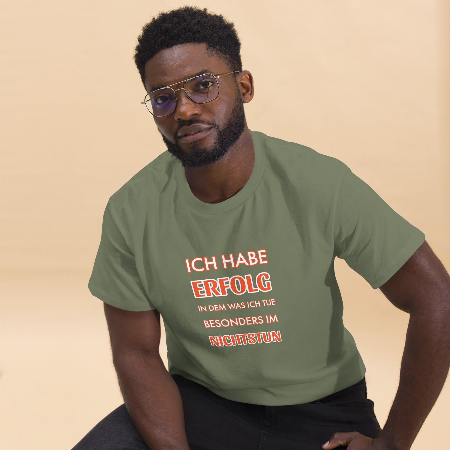 ICH HABE ERFOLG IN DEM WAS ICH TUE BESONDERS IM NICHTSTUN Klassisches T-Shirt