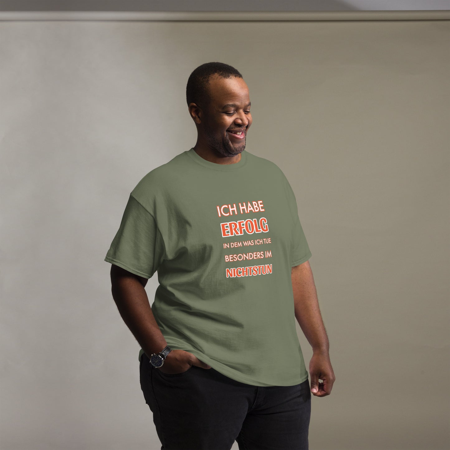 ICH HABE ERFOLG IN DEM WAS ICH TUE BESONDERS IM NICHTSTUN Klassisches T-Shirt