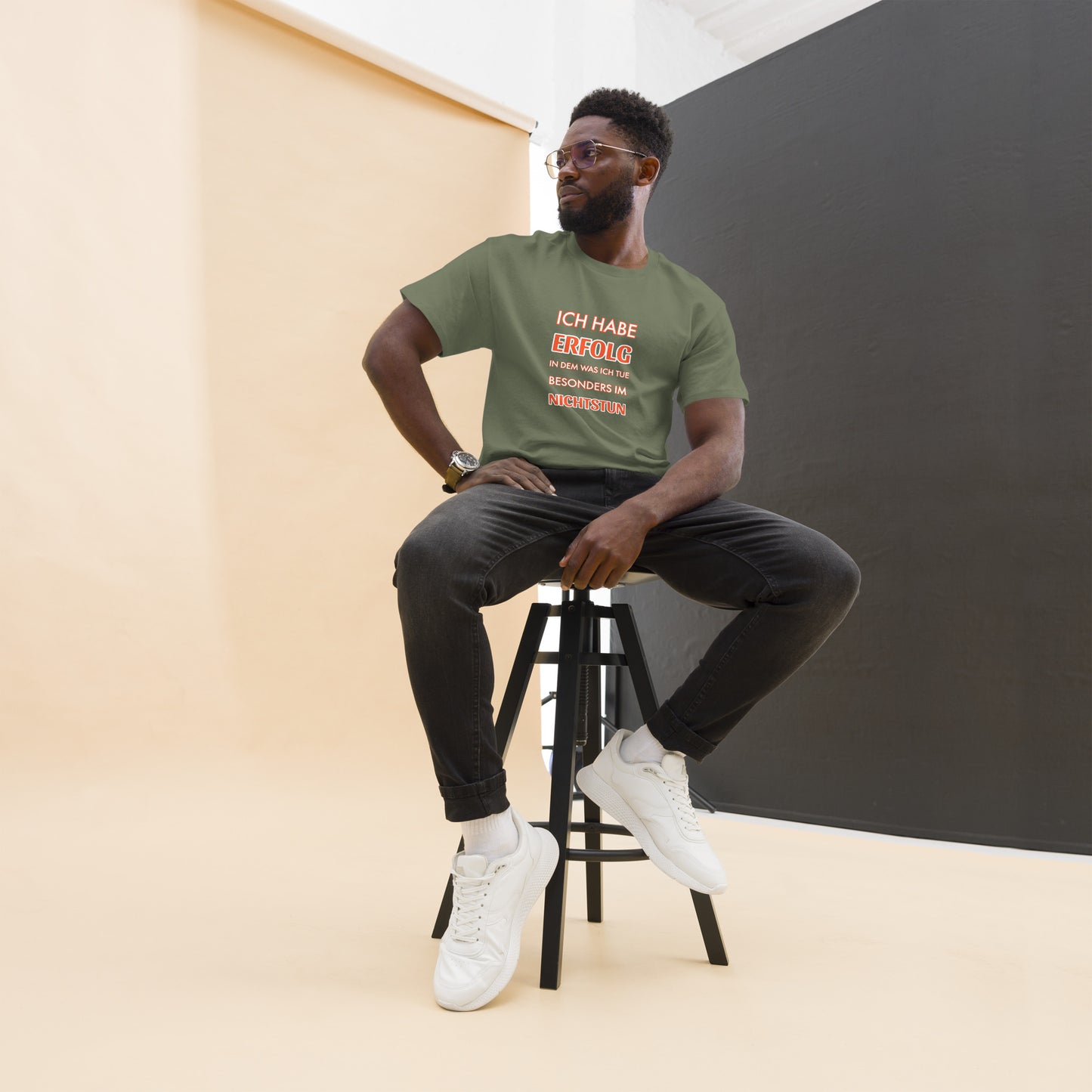 ICH HABE ERFOLG IN DEM WAS ICH TUE BESONDERS IM NICHTSTUN Klassisches T-Shirt