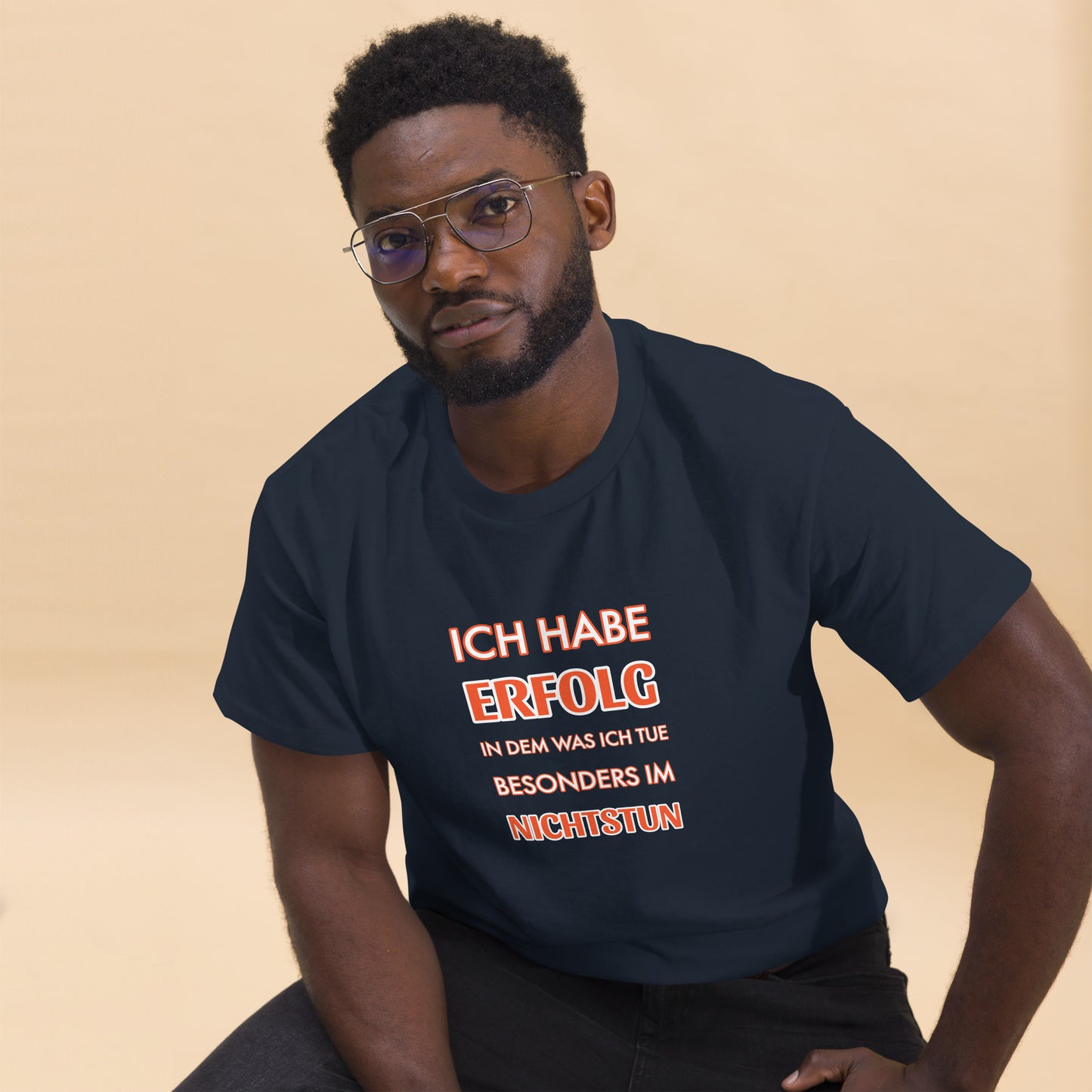 ICH HABE ERFOLG IN DEM WAS ICH TUE BESONDERS IM NICHTSTUN Klassisches T-Shirt