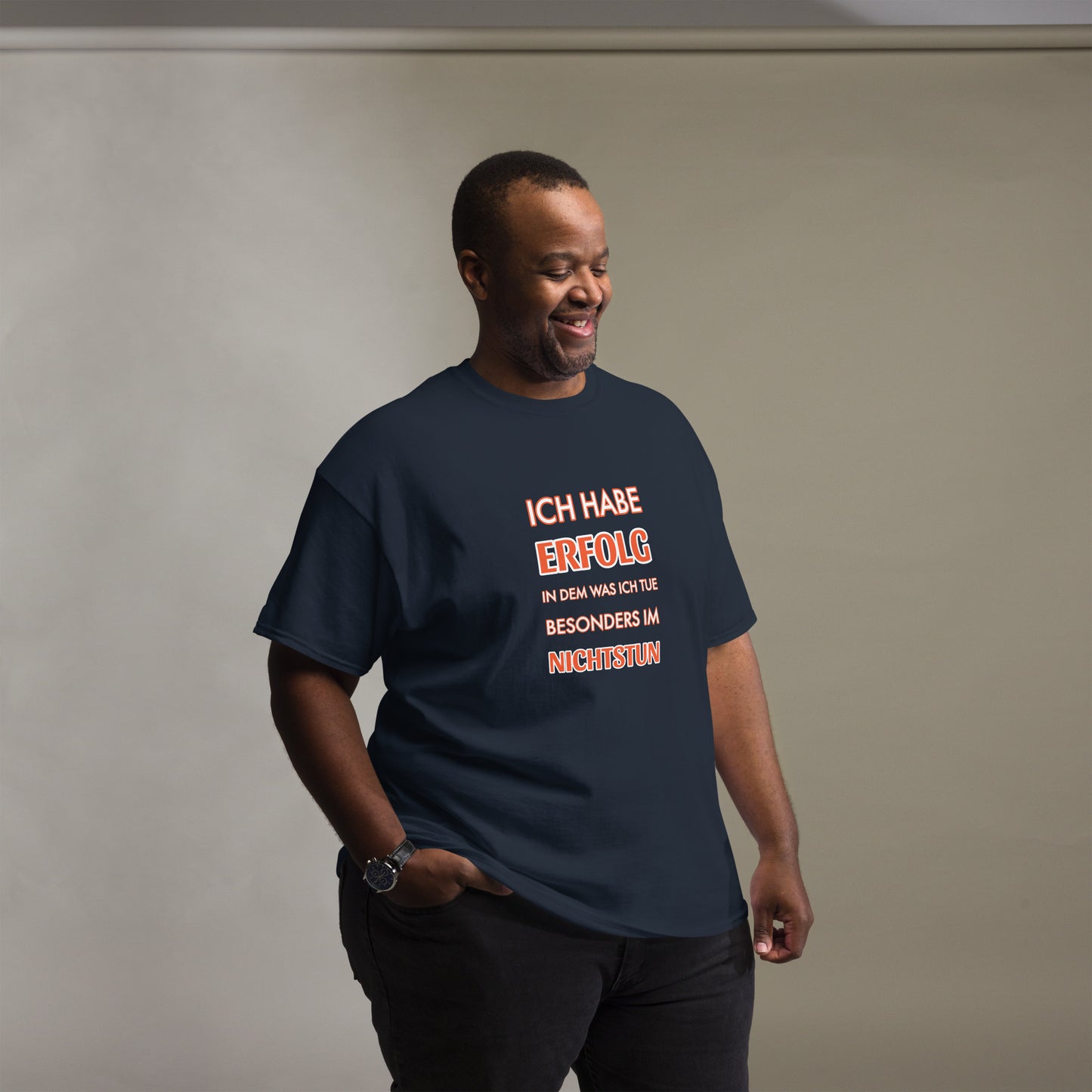 ICH HABE ERFOLG IN DEM WAS ICH TUE BESONDERS IM NICHTSTUN Klassisches T-Shirt