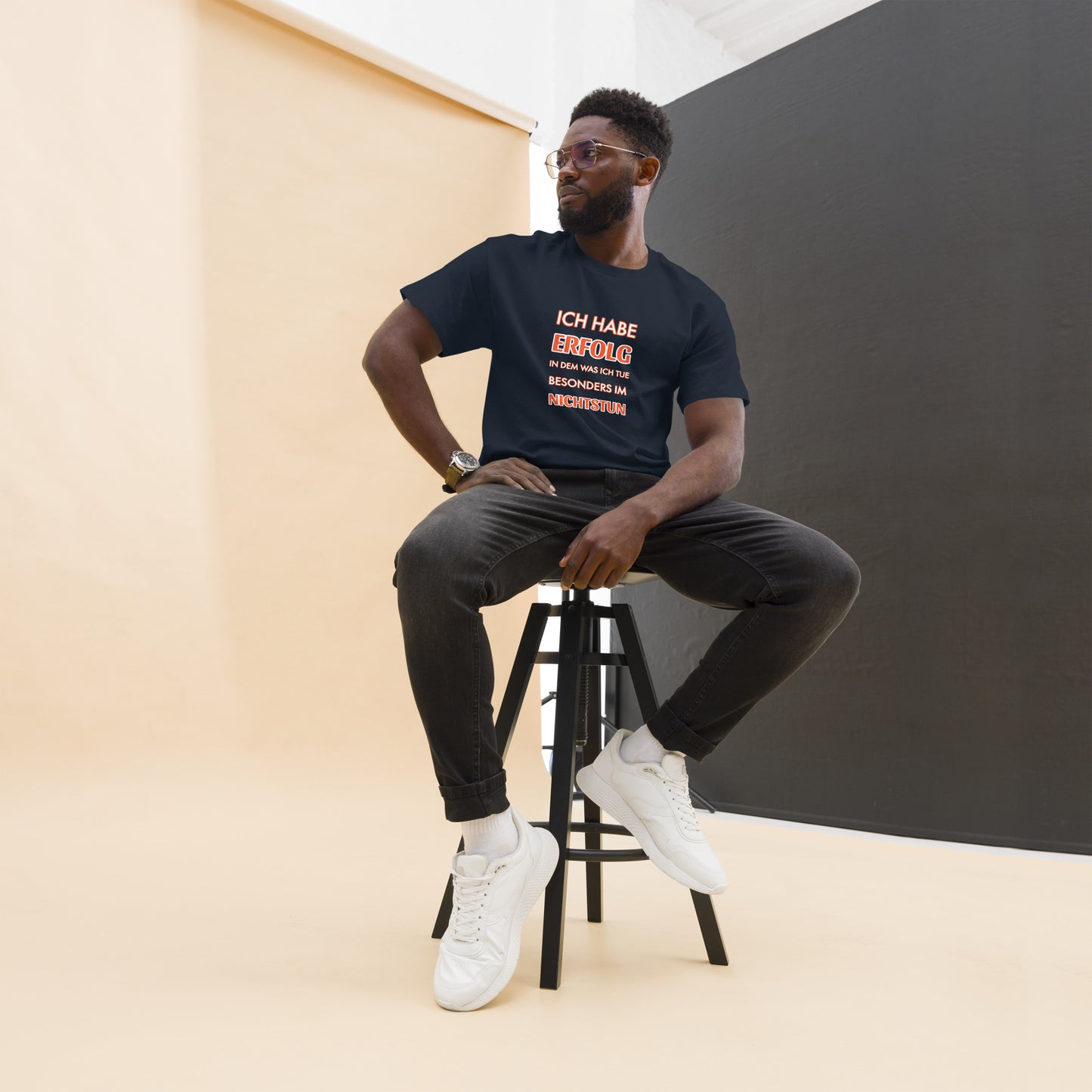 ICH HABE ERFOLG IN DEM WAS ICH TUE BESONDERS IM NICHTSTUN Klassisches T-Shirt