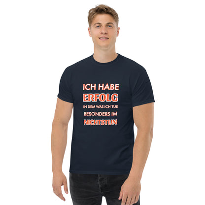 ICH HABE ERFOLG IN DEM WAS ICH TUE BESONDERS IM NICHTSTUN Klassisches T-Shirt