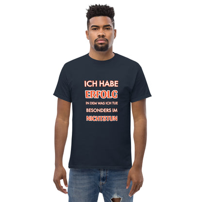 ICH HABE ERFOLG IN DEM WAS ICH TUE BESONDERS IM NICHTSTUN Klassisches T-Shirt
