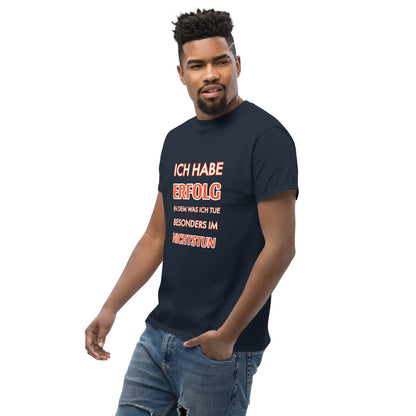 ICH HABE ERFOLG IN DEM WAS ICH TUE BESONDERS IM NICHTSTUN Klassisches T-Shirt