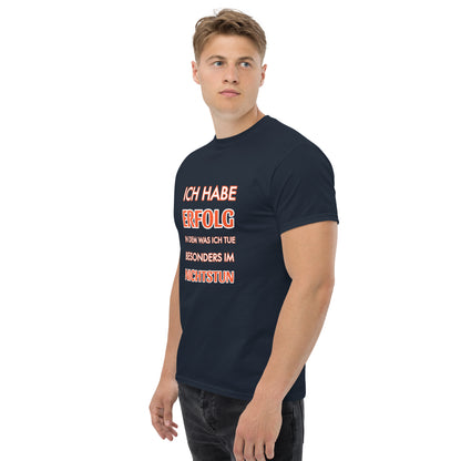 ICH HABE ERFOLG IN DEM WAS ICH TUE BESONDERS IM NICHTSTUN Klassisches T-Shirt
