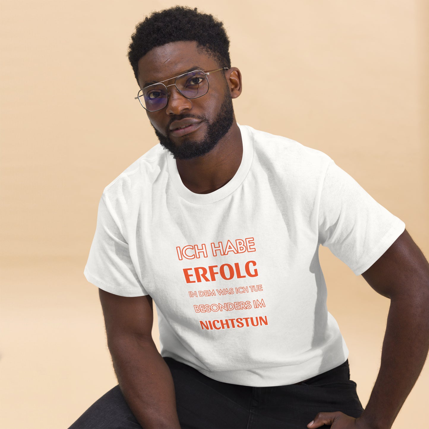 ICH HABE ERFOLG IN DEM WAS ICH TUE BESONDERS IM NICHTSTUN Klassisches T-Shirt