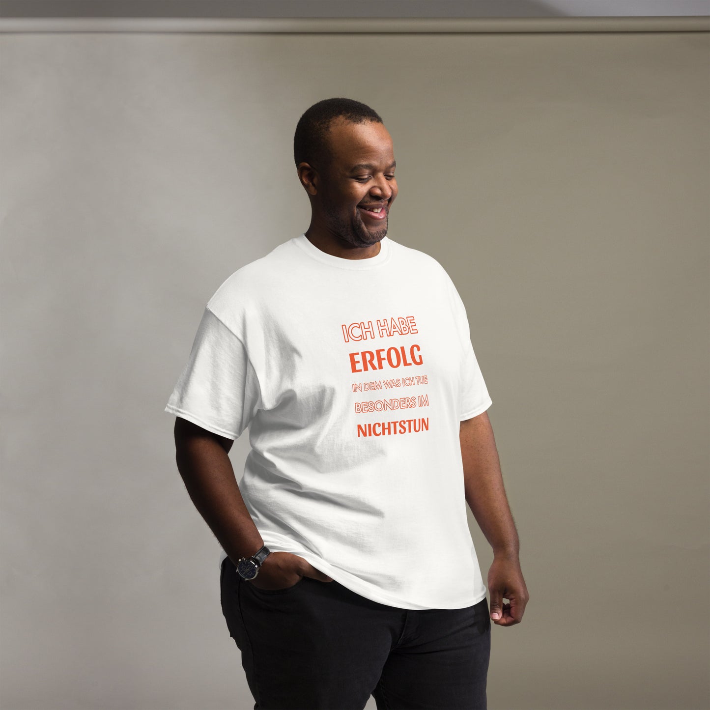 ICH HABE ERFOLG IN DEM WAS ICH TUE BESONDERS IM NICHTSTUN Klassisches T-Shirt