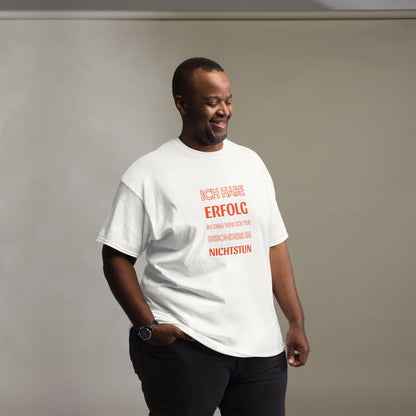 ICH HABE ERFOLG IN DEM WAS ICH TUE BESONDERS IM NICHTSTUN Klassisches T-Shirt