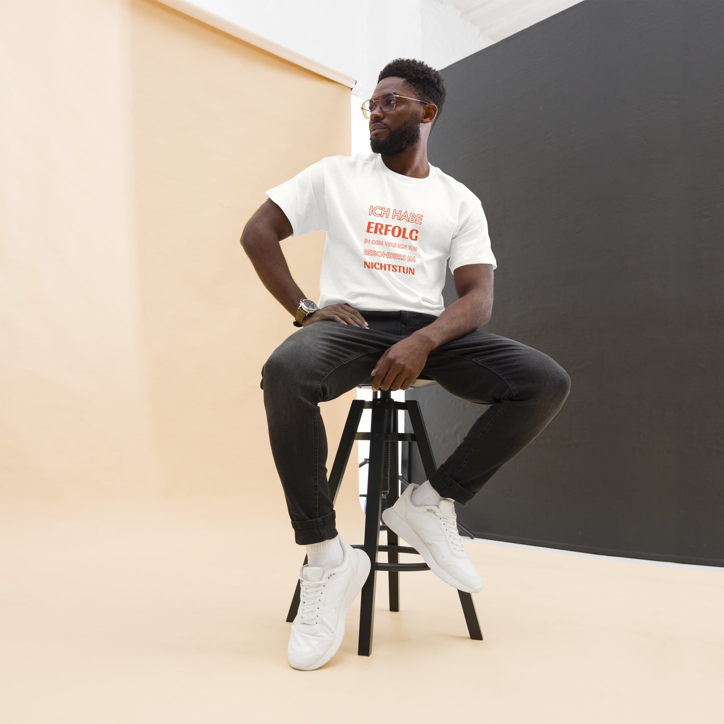 ICH HABE ERFOLG IN DEM WAS ICH TUE BESONDERS IM NICHTSTUN Klassisches T-Shirt