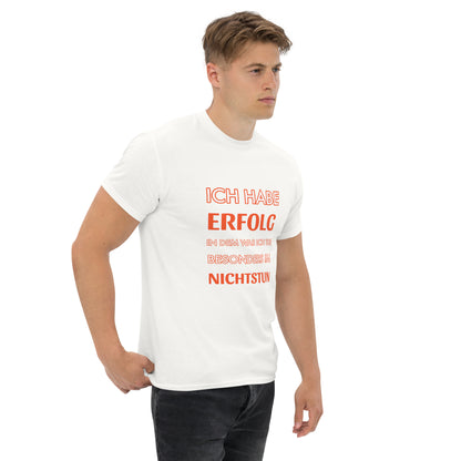 ICH HABE ERFOLG IN DEM WAS ICH TUE BESONDERS IM NICHTSTUN Klassisches T-Shirt